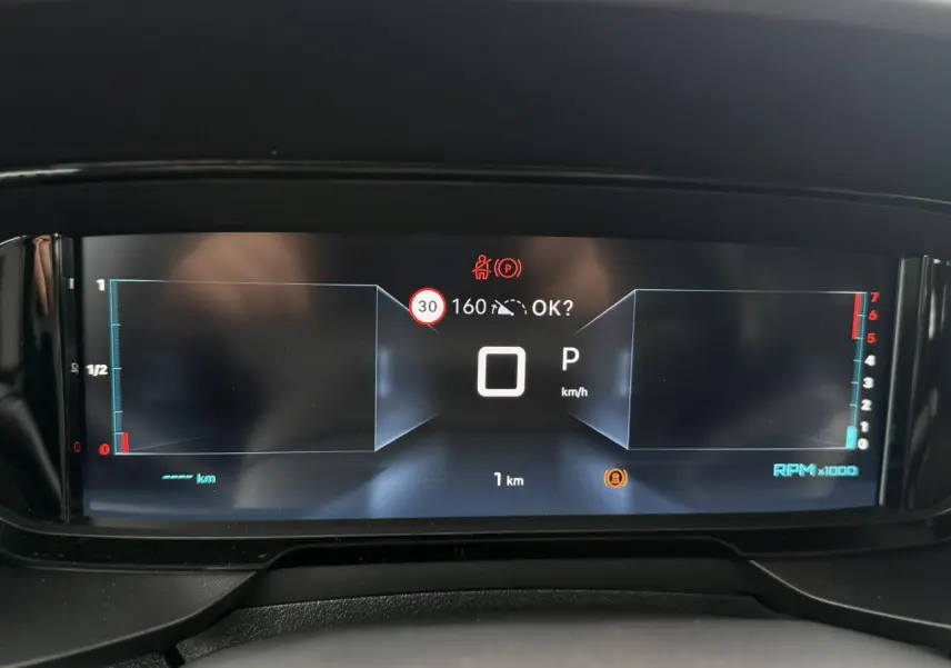Combiné numérique 10 pouces du Citroën Berlingo Multispace 2026 affichant la vitesse à 0 km/h en mode parking.