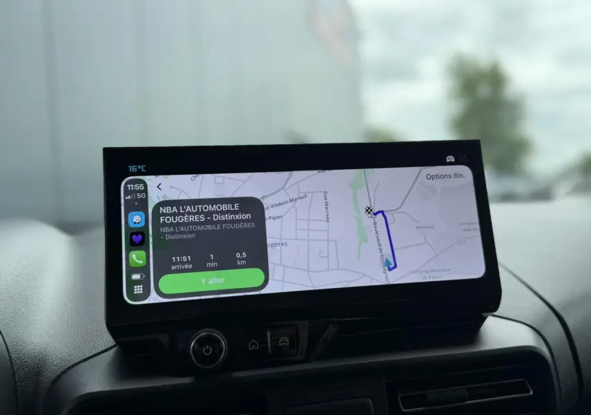 Écran tactile 10 pouces du tableau de bord du Citroën Berlingo Multispace affichant une navigation GPS.