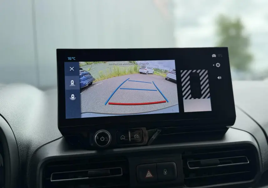 Écran tactile intérieur montrant la caméra de recul du Citroën Berlingo Multispace vert Sirkka, vue arrière du véhicule.