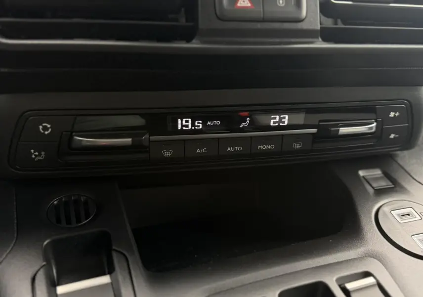 Gros plan sur la commande de climatisation automatique bi-zone noire du Citroën Berlingo Multispace 2026.