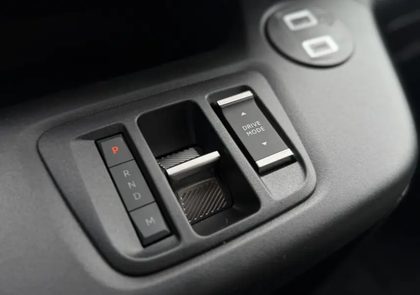 Gros plan sur la commande de boîte automatique et sélection du mode de conduite dans le Citroën Berlingo Multispace 2026.