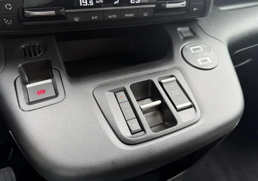Gros plan sur la console centrale du Citroën Berlingo Multispace 2026, avec commandes boîte auto et sélection mode de conduite.