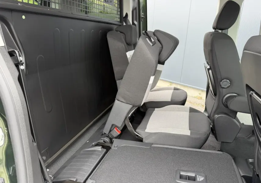 Vue latérale intérieure du Citroën Berlingo Multispace vert Sirkka montrant les sièges arrière indépendants escamotables.