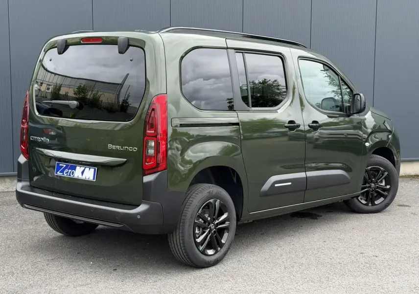 Vue 3/4 arrière droite du Citroën Berlingo Multispace vert Sirkka avec jantes noires et lunette arrière ouvrante.