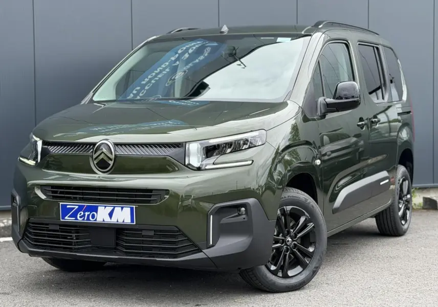 Citroën Berlingo Multispace vert Sirkka en 3/4 avant droit avec jantes alliage noires et lunette arrière ouvrante.
