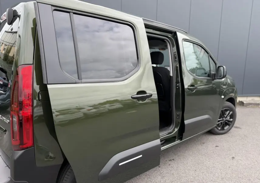 Vue 3/4 arrière droite du Citroën Berlingo Multispace vert Sirkka avec porte latérale coulissante ouverte.