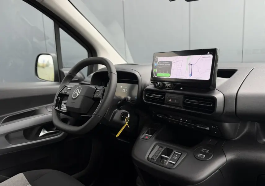 Vue intérieure côté conducteur du Citroën Berlingo Multispace 2026, volant multifonctions et écran tactile GPS visible.