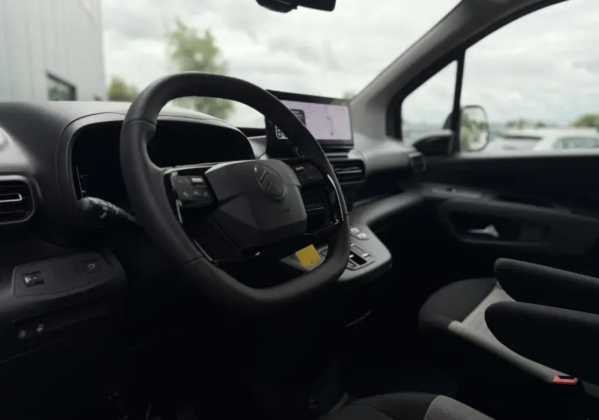 Vue intérieure côté conducteur du Citroën Berlingo Multispace 2026, volant cuir multifonctions et écran tactile visible.