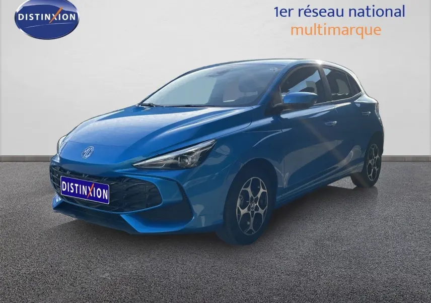 MG3 2024 bleu Como Metal en 3/4 avant droit, mettant en valeur ses phares effilés et jantes stylisées.