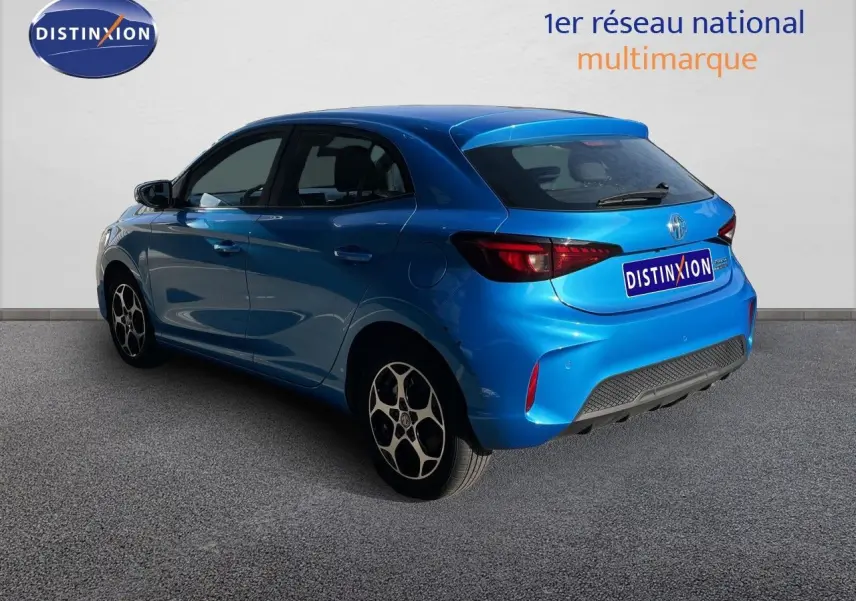 Vue 3/4 arrière droite d'une MG3 1.5L HYBRID+ 195CH en bleu Como Metal avec jantes distinctives et feux LED.