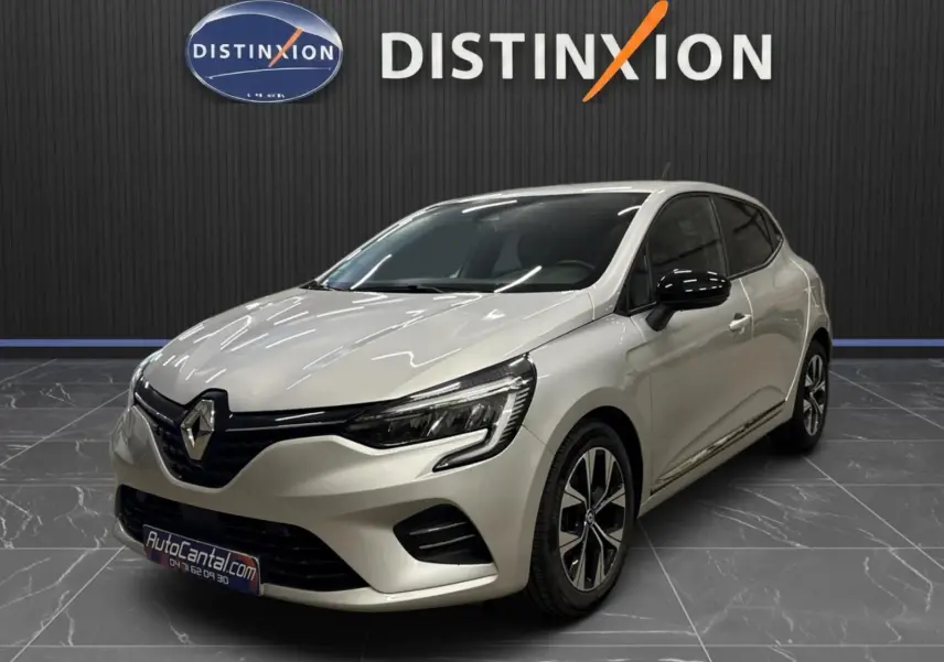 Renault Clio V gris aluminium vue 3/4 avant droit, avec jantes alliage bicolores et calandre noire brillante.
