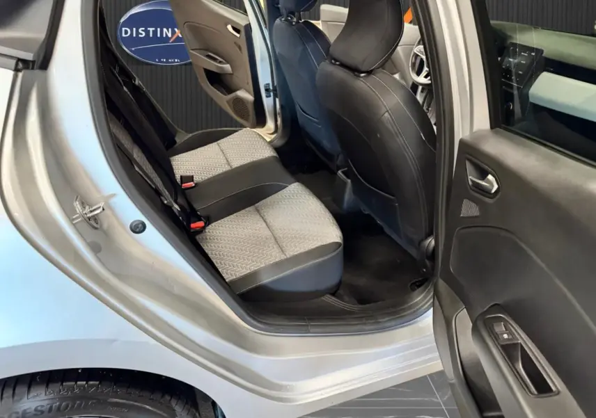 Vue intérieure côté droit arrière de la Renault Clio V gris aluminium, montrant les sièges arrière bi-ton gris et noir.