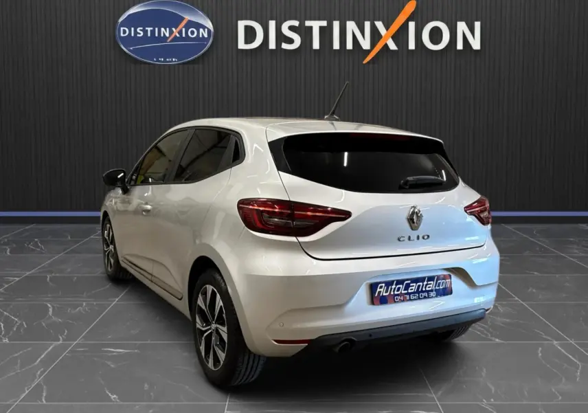 Vue 3/4 arrière gauche d'une Renault Clio V gris aluminium 2022 avec feux LED et jantes bi-ton 16 pouces.