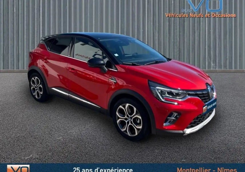 Vue 3/4 avant gauche d'un Renault Captur E-Tech Plug-in 160 Intens rouge avec jantes alliage 18 pouces.