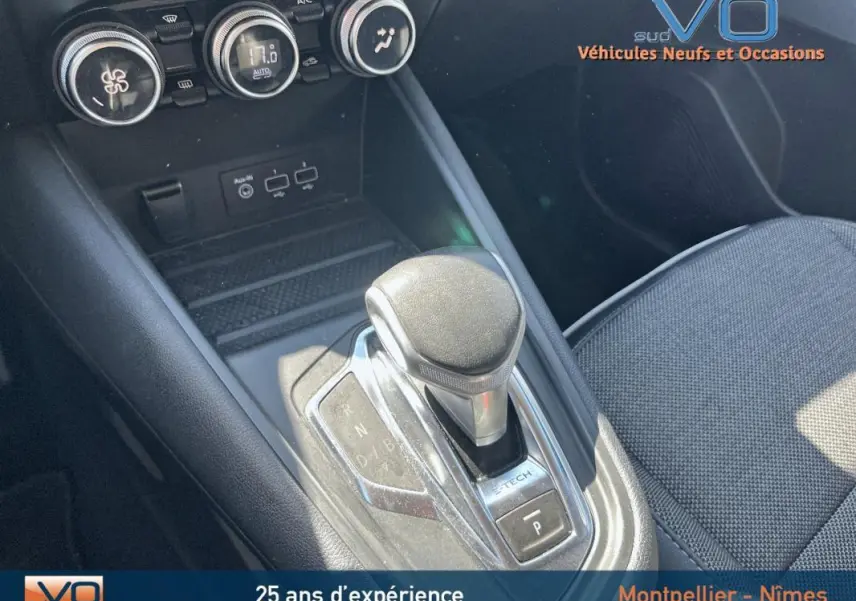 Le levier de vitesses automatique E-Tech du Renault Captur rouge 2020 vu en gros plan intérieur côté console centrale.