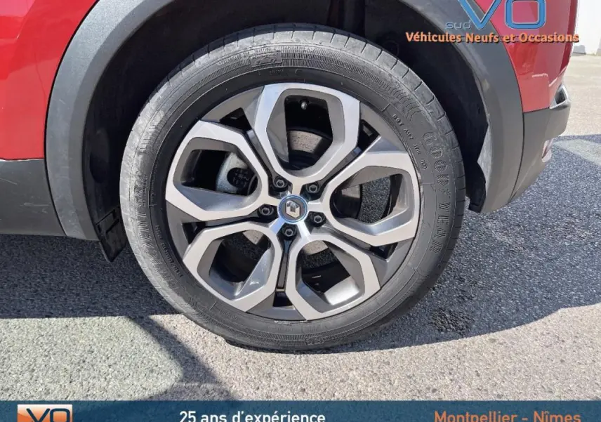 Gros plan sur la jante alliage 18 pouces du côté arrière droit d'un Renault Captur rouge E-Tech Plug-in 160 Intens 2020.