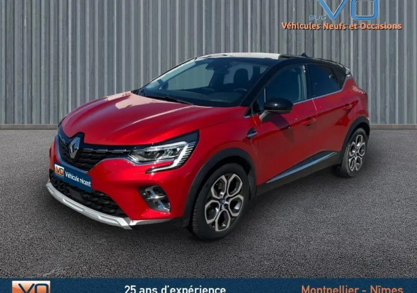 Renault Captur E-Tech Plug-in 160 Intens rouge vu en 3/4 avant droit avec jantes alliage 18 pouces et toit noir.