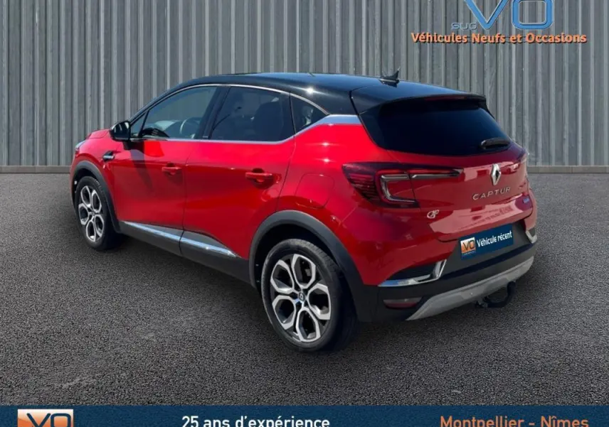 Vue 3/4 arrière gauche d'un Renault Captur rouge E-Tech Plug-in 160 Intens avec jantes alliage 18 pouces et vitres surteintées.