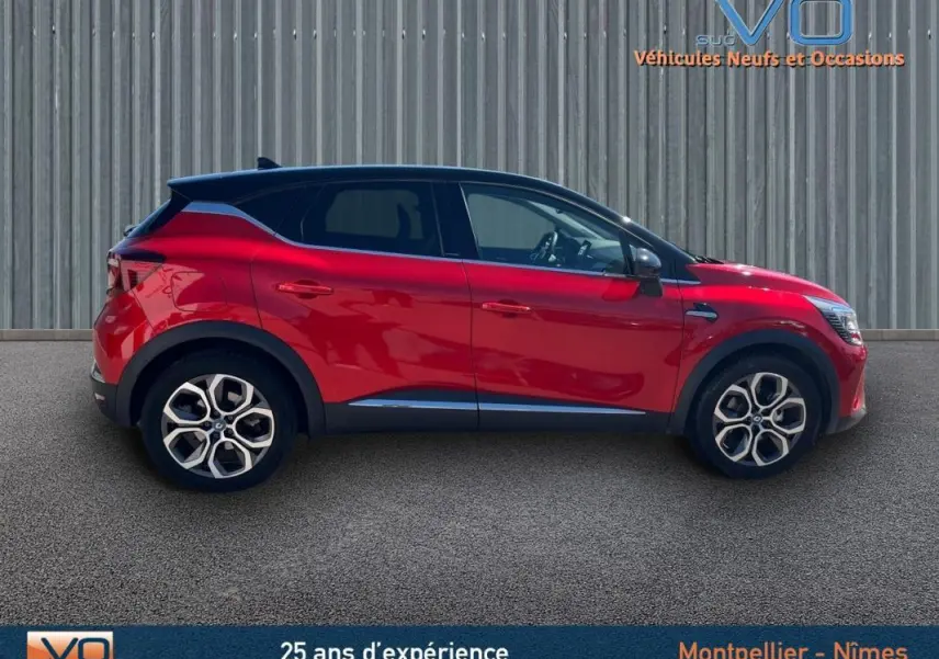 Profil latéral droit du Renault Captur E-Tech Plug-in 160 Intens rouge, avec jantes alliage 18 pouces et toit noir contrasté.