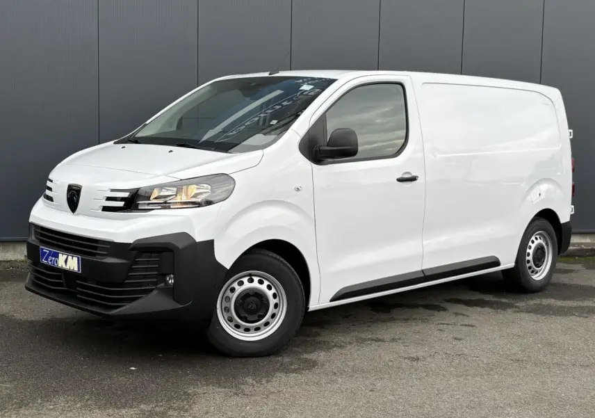 Peugeot Expert Fourgon blanc Icy vu en 3/4 avant droit, avec pare-chocs noirs et jantes tôles grises.