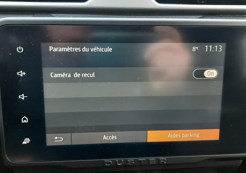 Écran tactile central du Dacia Duster 2023 affichant les paramètres du véhicule, avec la caméra de recul activée.