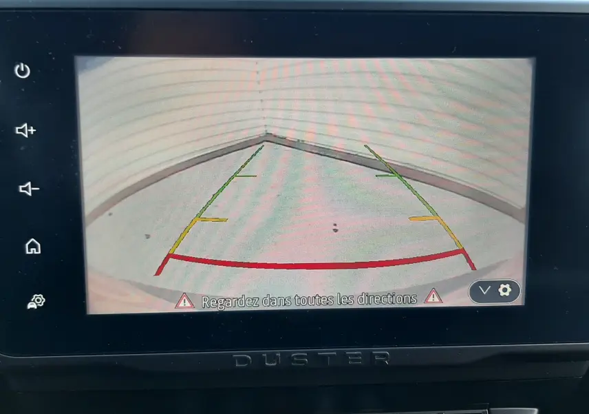 Écran de caméra de recul du Dacia Duster bleu 2023, vue intérieure centrée sur l'affichage et les commandes.