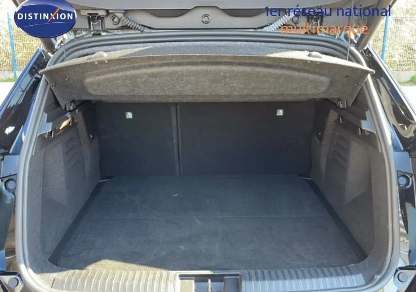 Vue intérieure centrée sur le volant noir de la Renault Symbioz 2025 avec tableau de bord numérique et écran tactile.