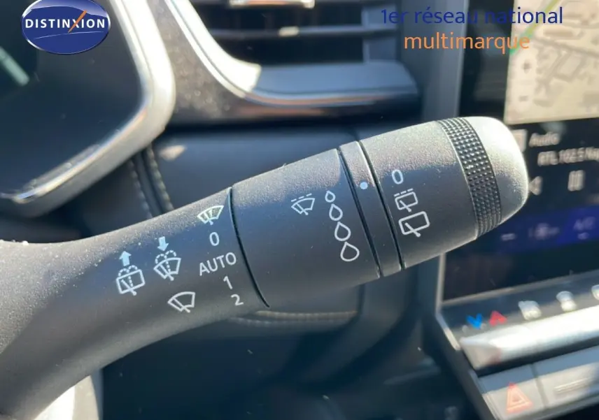 Vue intérieure centrée sur l’écran tactile vertical du tableau de bord du Renault Symbioz noir étoile métal.