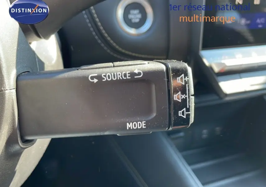 Gros plan sur les commandes au volant en cuir perforé de la Renault Symbioz noire, avec boutons de régulateur de vitesse.
