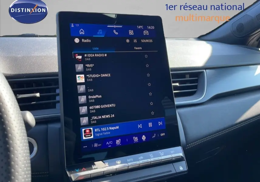 Gros plan sur la commande d’essuie-glace intérieur noir du Renault Symbioz 2025, avec tableau de bord en arrière-plan.