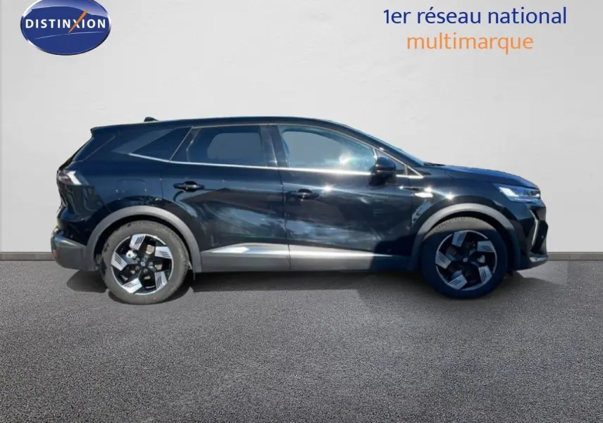 Vue intérieure avant droite du Renault Symbioz 2025 noir étoile métal, avec tableau de bord digital et écran tactile vertical.