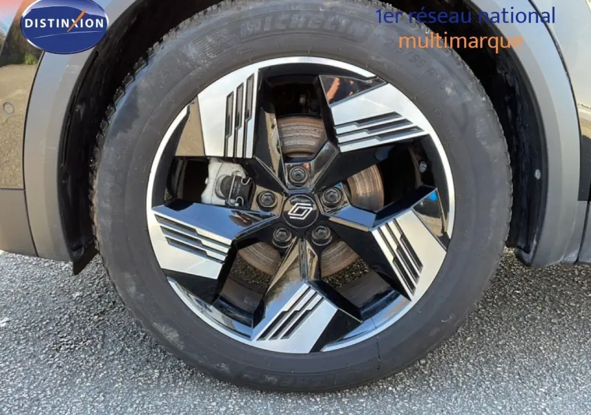 Vue intérieure avant du tableau de bord de la Renault Symbioz noire, avec écran tactile vertical et volant multifonction.