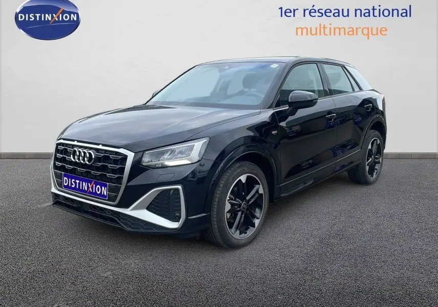 Audi Q2 30 TDI S-Line noir mito metal en 3/4 avant droit, avec jantes biton et calandre chromée distinctive.