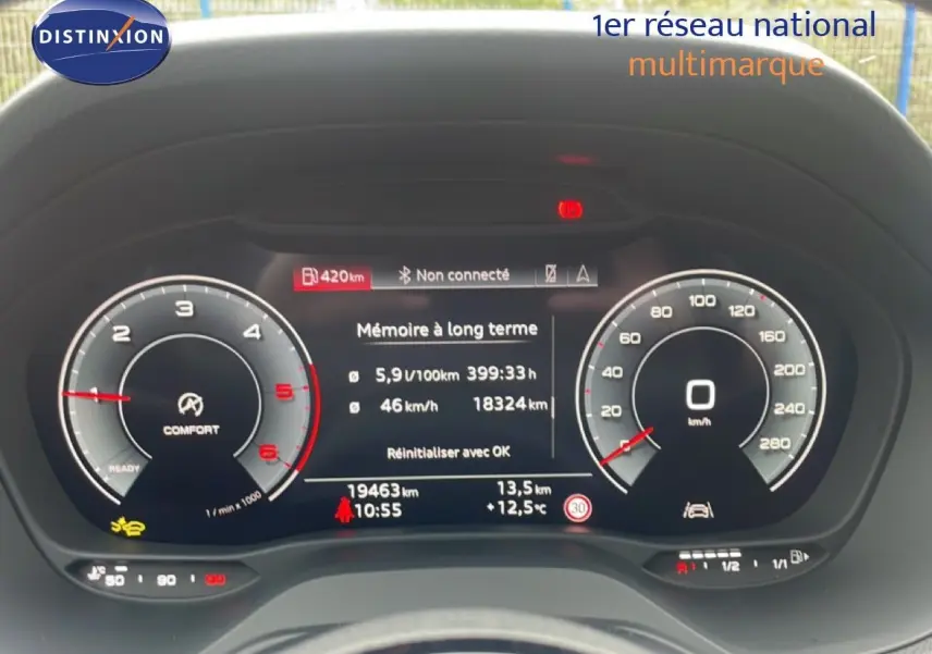 Vue rapprochée du tableau de bord numérique de l'Audi Q2 30 TDI S-Line 2025 affichant les compteurs et informations de conduite.