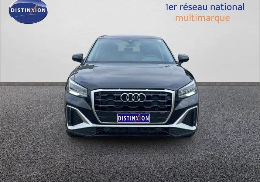 Vue frontale d'un Audi Q2 noir mito metal 2025 avec calandre S-Line et phares LED distinctifs.