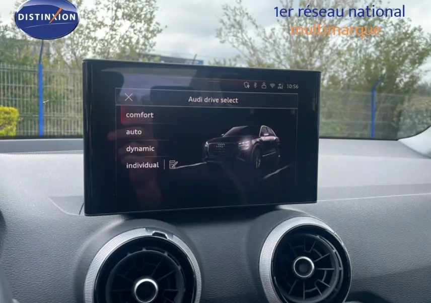 Écran central affichant le mode de conduite Audi drive select dans l'habitacle d'un Audi Q2 noir mito metal.