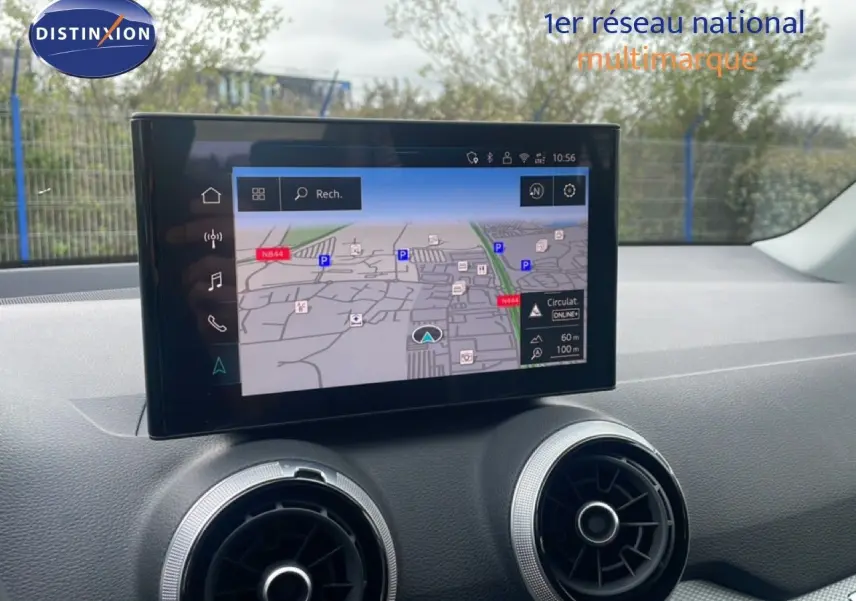 Écran tactile central avec navigation GPS affichée, tableau de bord noir du SUV Audi Q2 30 TDI S-Line 2025.