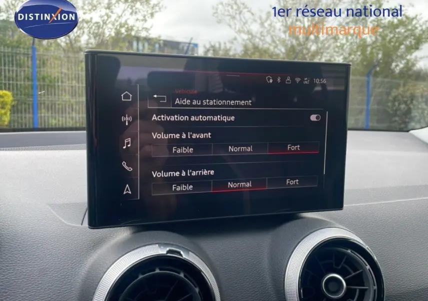 Écran central affichant l'aide au stationnement dans l'Audi Q2 noir mito metal, vue intérieure avant du tableau de bord.