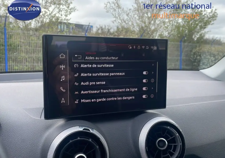 Écran central tactile affichant les aides à la conduite dans l'habitacle d'un Audi Q2 30 TDI S-Line noir Mito Metal.
