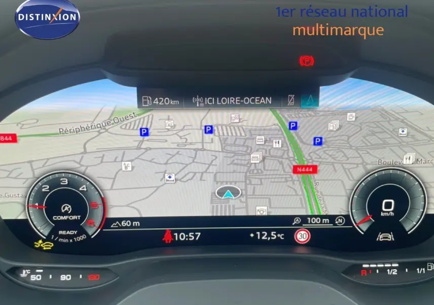 Vue intérieure du tableau de bord numérique de l'Audi Q2 noir, affichant la navigation et les compteurs digitaux.
