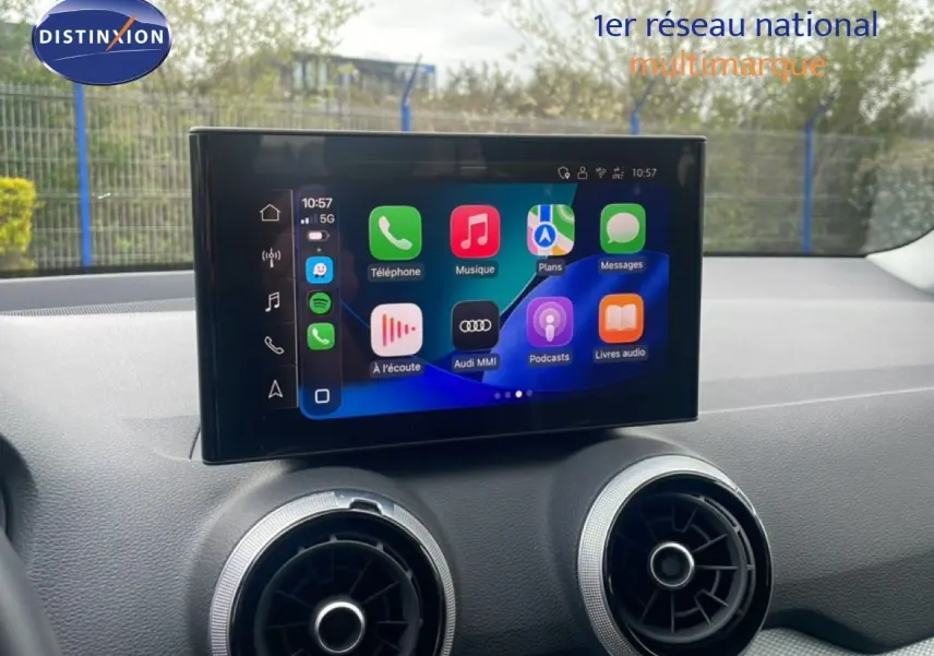 Écran tactile central de l’Audi Q2 30 TDI S-Line 2025, affichant les applications multimédia, intérieur noir.