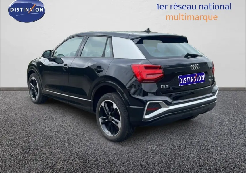 Audi Q2 noir mito metal en 3/4 arrière droit, avec jantes biton et feux arrière LED distinctifs.
