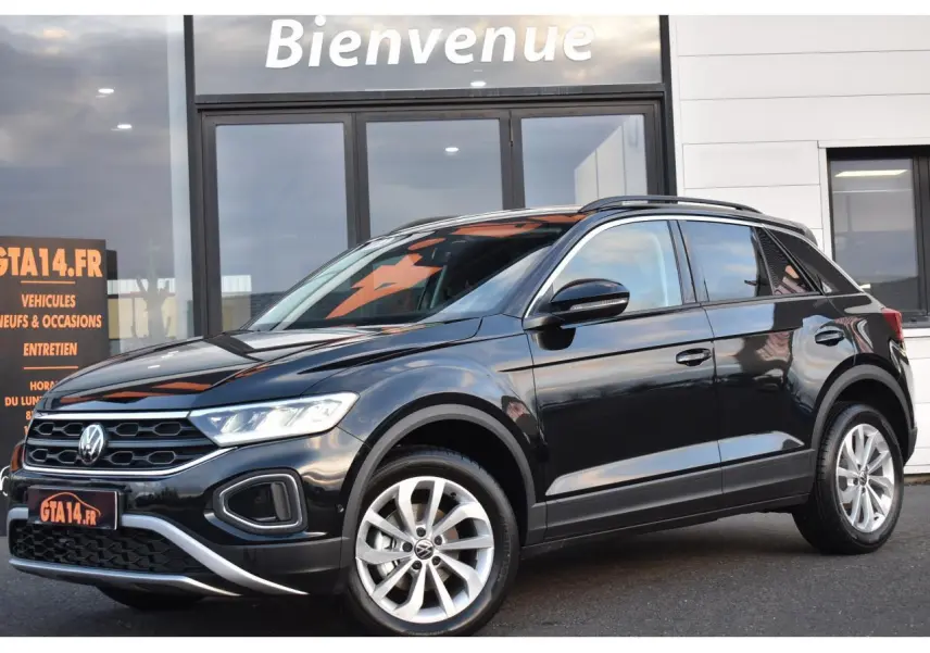 Volkswagen T-Roc 2025 noir Grenadilla, vue 3/4 avant droit, jantes alliage 17 pouces et calandre distinctive