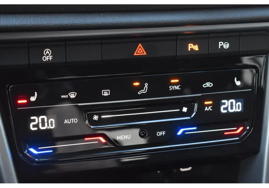 Panneau de commande de la climatisation tactile bi-zone du Volkswagen T-Roc 2025 en gros plan, avec affichage digital.