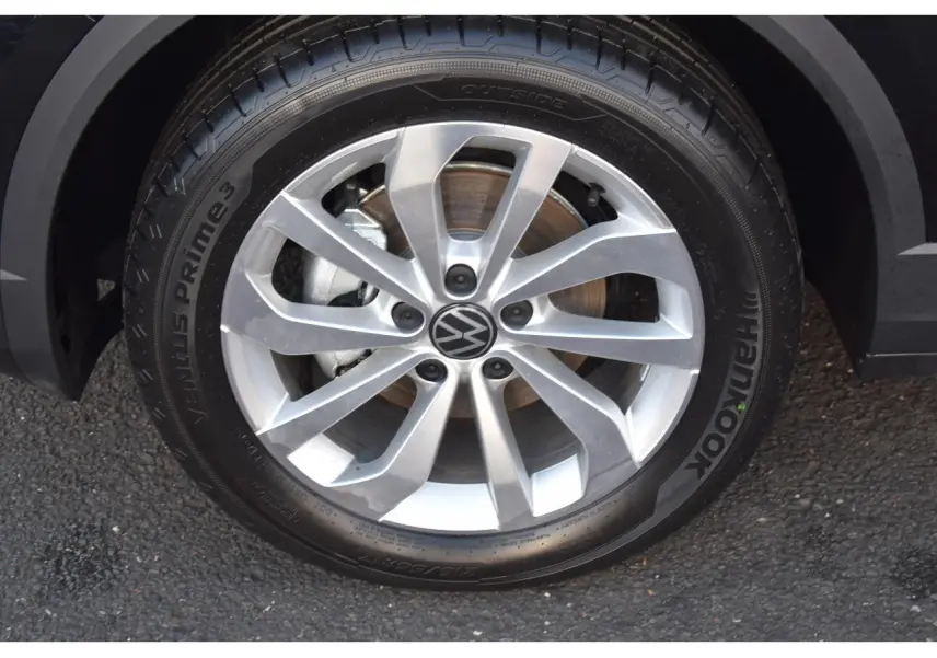 Gros plan sur la jante alliage 17 pouces Johannesburg argentée du Volkswagen T-Roc noir, avec logo VW au centre.