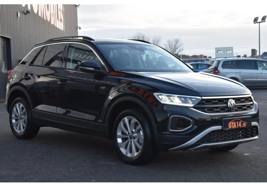 Volkswagen T-Roc 2025 noir Grenadilla, vue 3/4 avant avec jantes alliage 17 pouces et calandre distinctive.
