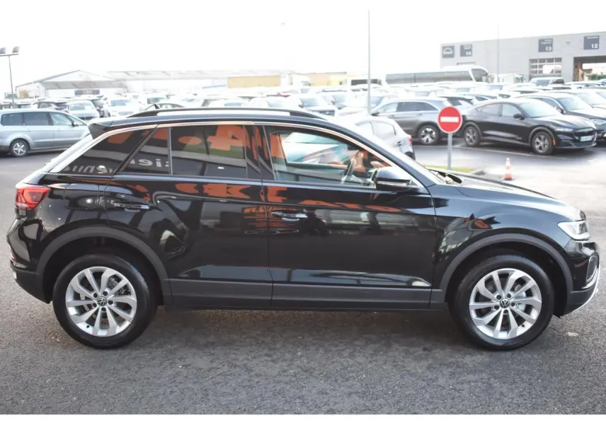 Vue de profil côté gauche d'un Volkswagen T-Roc 2025 noir métallisé avec jantes alliage 17 pouces Johannesburg.
