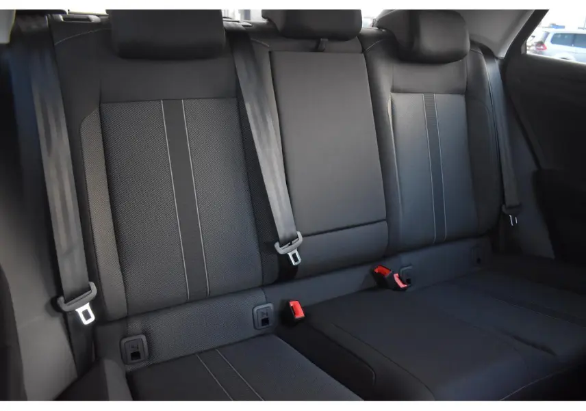 Vue intérieure des sièges arrière en tissu noir titane et gris du Volkswagen T-Roc 2025, version Life.