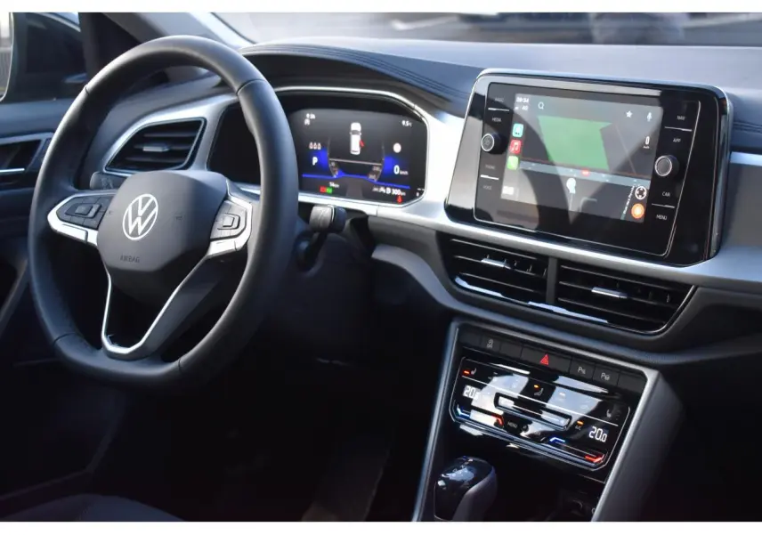 Vue intérieure du tableau de bord et volant Volkswagen T-Roc 2025 avec écran tactile et combiné digital.