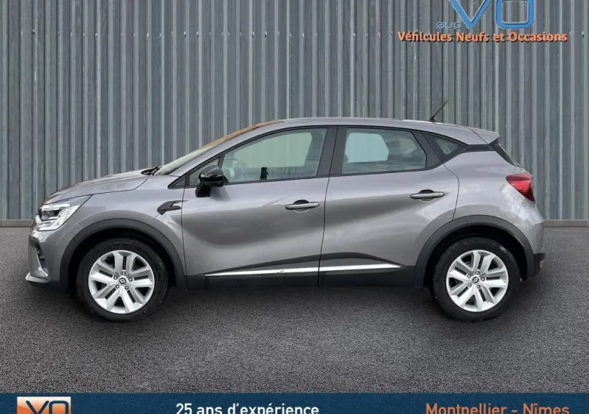 Profil côté gauche d'un Renault Captur gris 2021 Blue dCi 115 Business, SUV compact avec jantes alliage et rétroviseurs noirs.